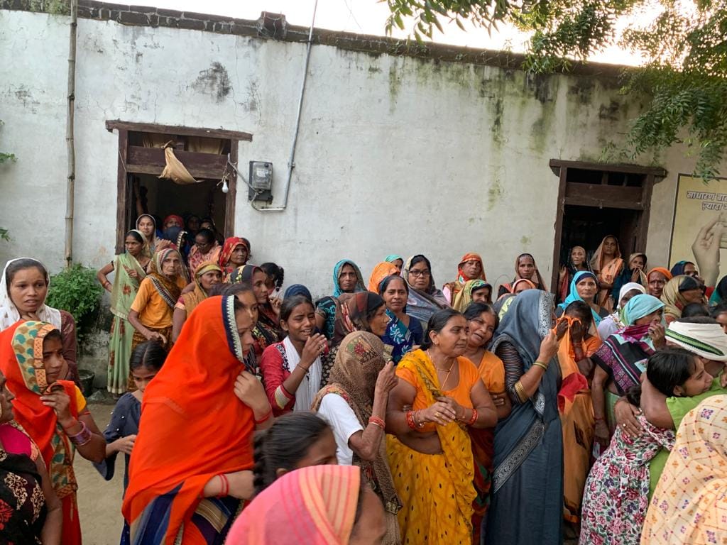 रुद्रपुर गांव में मा, बेटे के शव घर पहुंचने घर के बाहर लगी भीड़ । संवाद