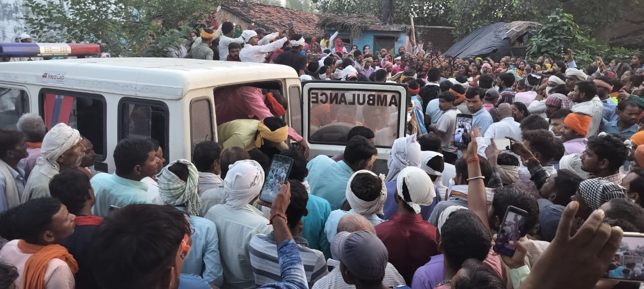 रुद्रपुर गांव में मा, बेटे के शव घर पहुंचने घर के बाहर लगी भीड़ । संवाद