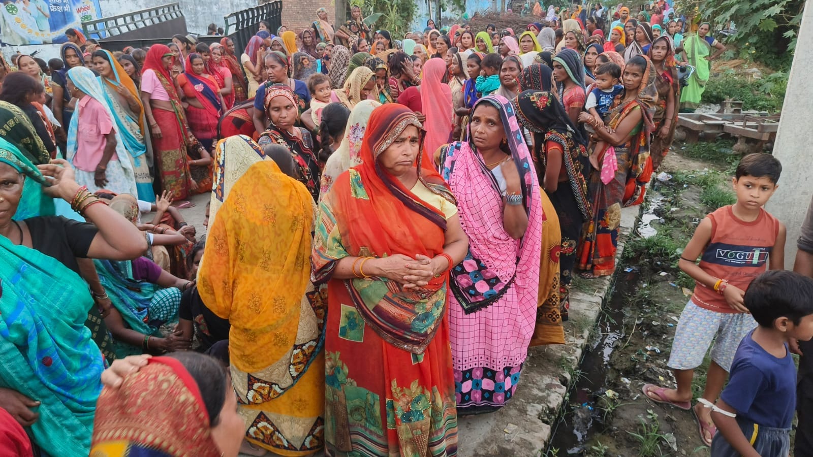 रुद्रपुर गांव में मा, बेटे के शव घर पहुंचने घर के बाहर लगी भीड़ । संवाद