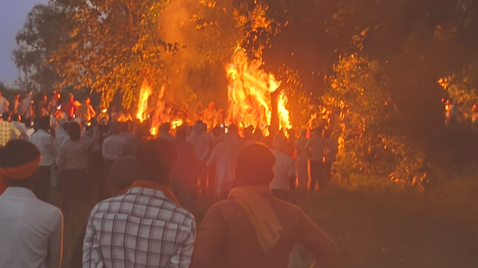 रुद्रपुर गांव में मा, बेटे के शव घर पहुंचने घर के बाहर लगी भीड़ । संवाद