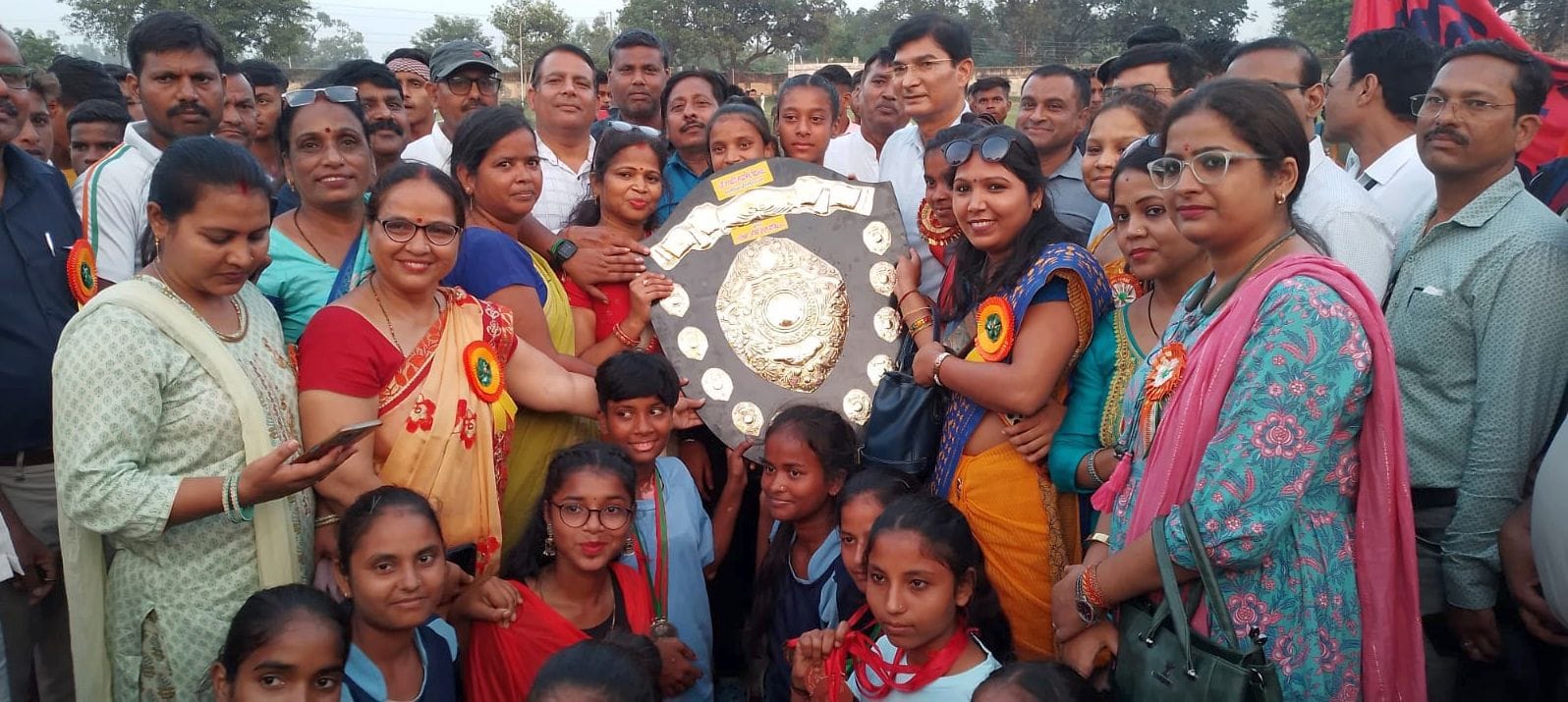 स्पोर्ट्स स्टेडियम हथौड़ा में बालक वर्ग ओवर ऑल चैंपियन को पुरष्कृत करते सीडीओ एसबी सिंह। संवाद