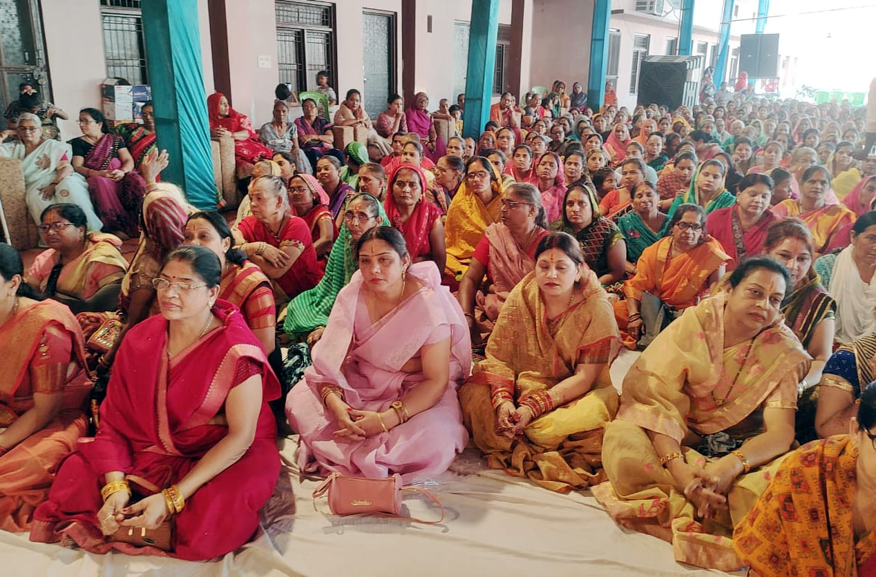 बिल्सी के जेपी जैन स्कूल कथा सुनाते रामचन्द्राचार्य जी महाराज। संवाद