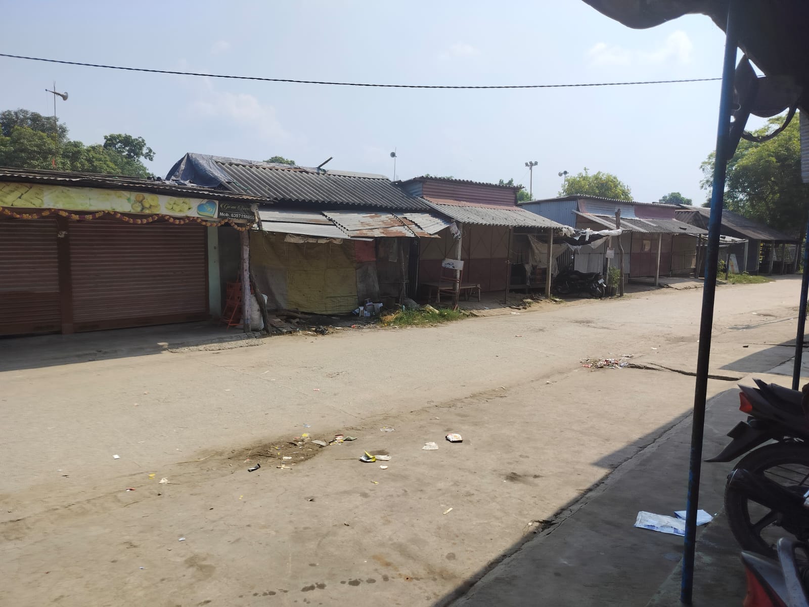 गांव चंदिया हजारा में सामूहिक भूख हड़ताल पर बैठे लोग ।