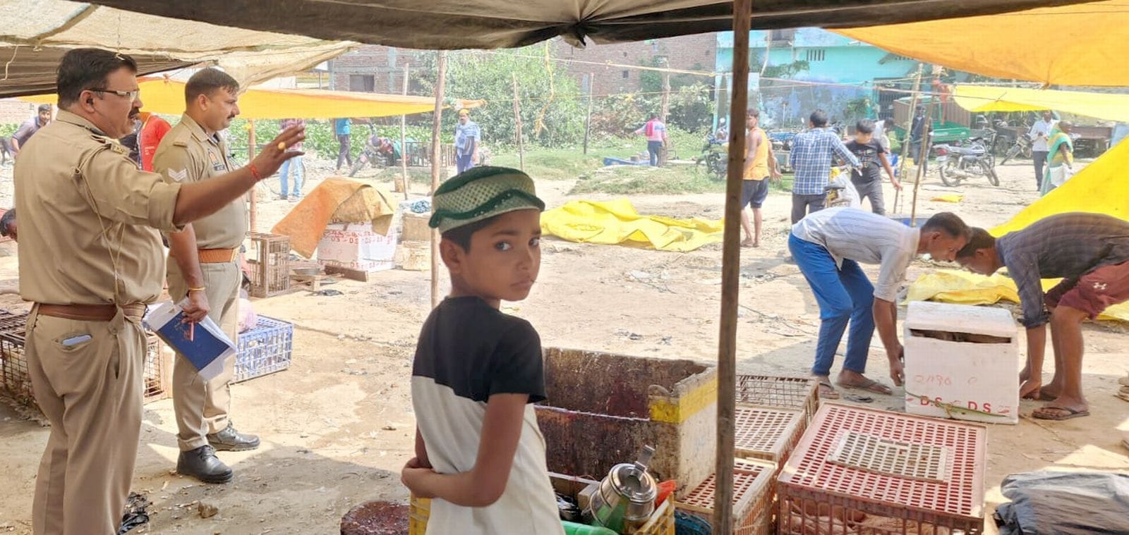 मूसाझाग थाना क्षेत्र में बैलों की हत्या के बारे में जानकारी लेते सीओ। संवाद