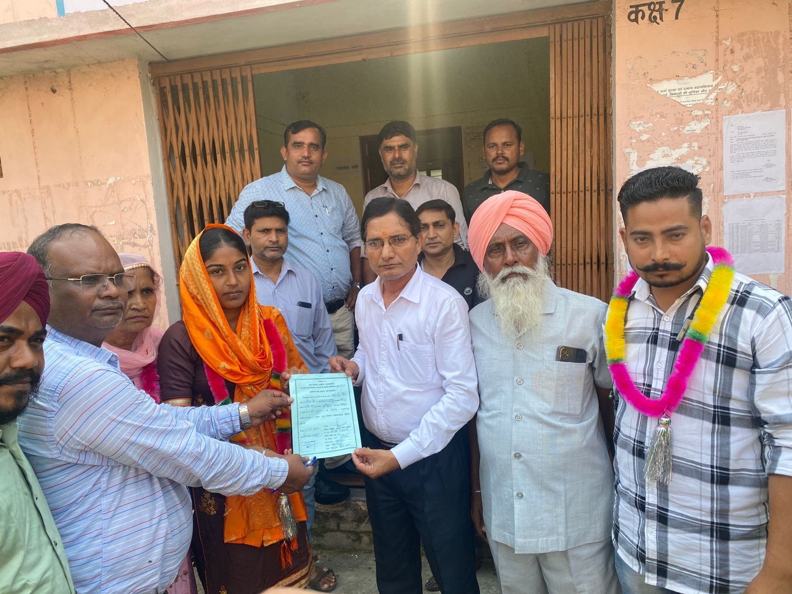 बाजपुर में विजयी प्रत्याशी का स्वागत करते लोग। संवाद बाजपुर में विजयी प्रत्याशी का स्वागत करते लोग। संवाद
