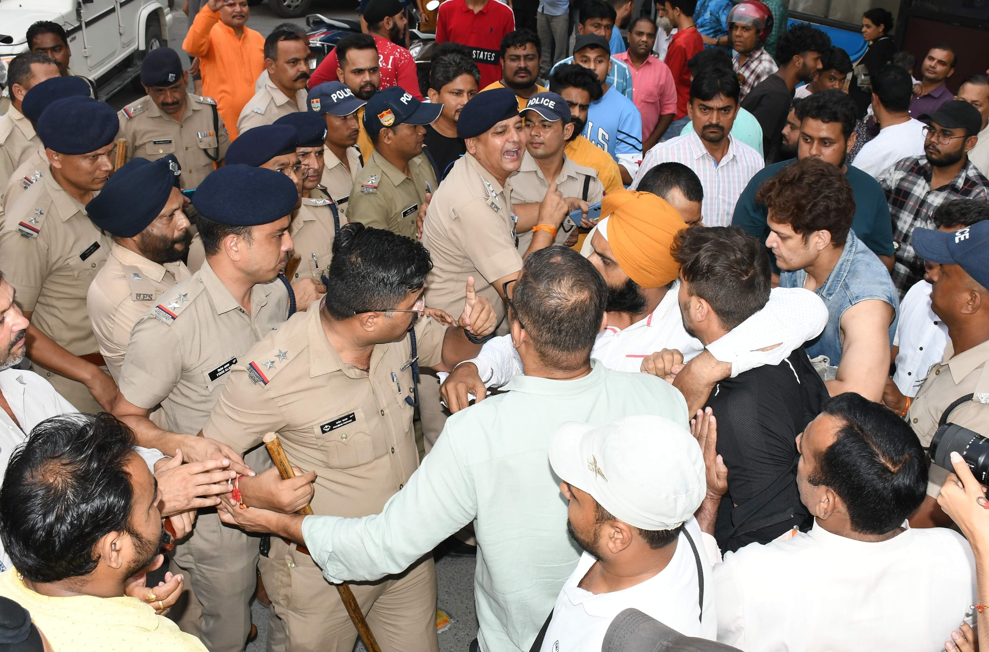 हल्द्वानी के सुभाष नगर क्षेत्र में अतिक्रमण ध्वस्त किए जाने के दौरान सीओ सिटी से उलझता छात्र न हल्द्वानी के सुभाष नगर क्षेत्र में अतिक्रमण ध्वस्त किए जाने के दौरान सीओ सिटी से उलझता छात्र न