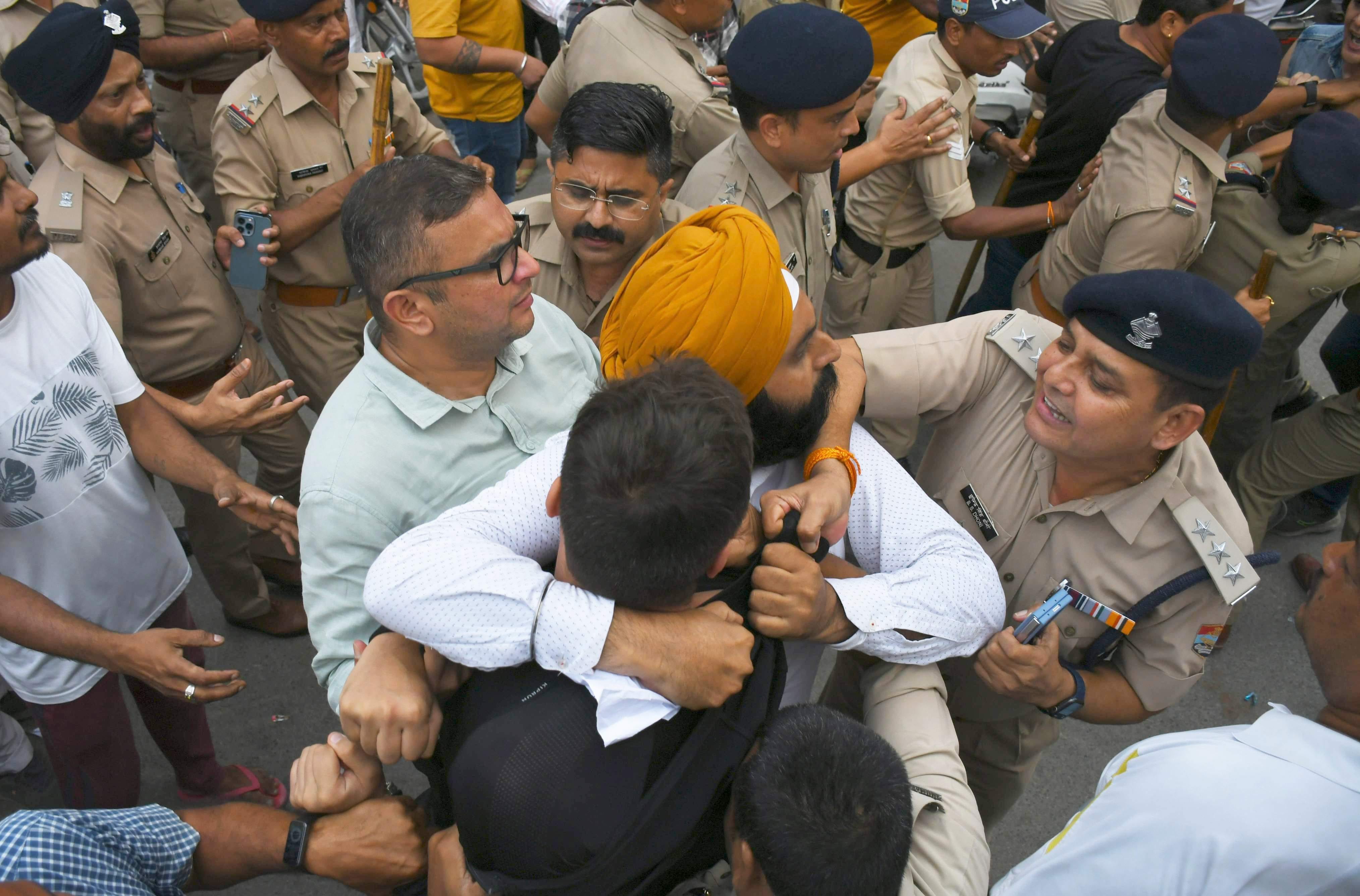 हल्द्वानी के सुभाष नगर क्षेत्र में अतिक्रमण ध्वस्त किए जाने के दौरान सीओ सिटी से उलझता छात्र न हल्द्वानी के सुभाष नगर क्षेत्र में अतिक्रमण ध्वस्त किए जाने के दौरान सीओ सिटी से उलझता छात्र न