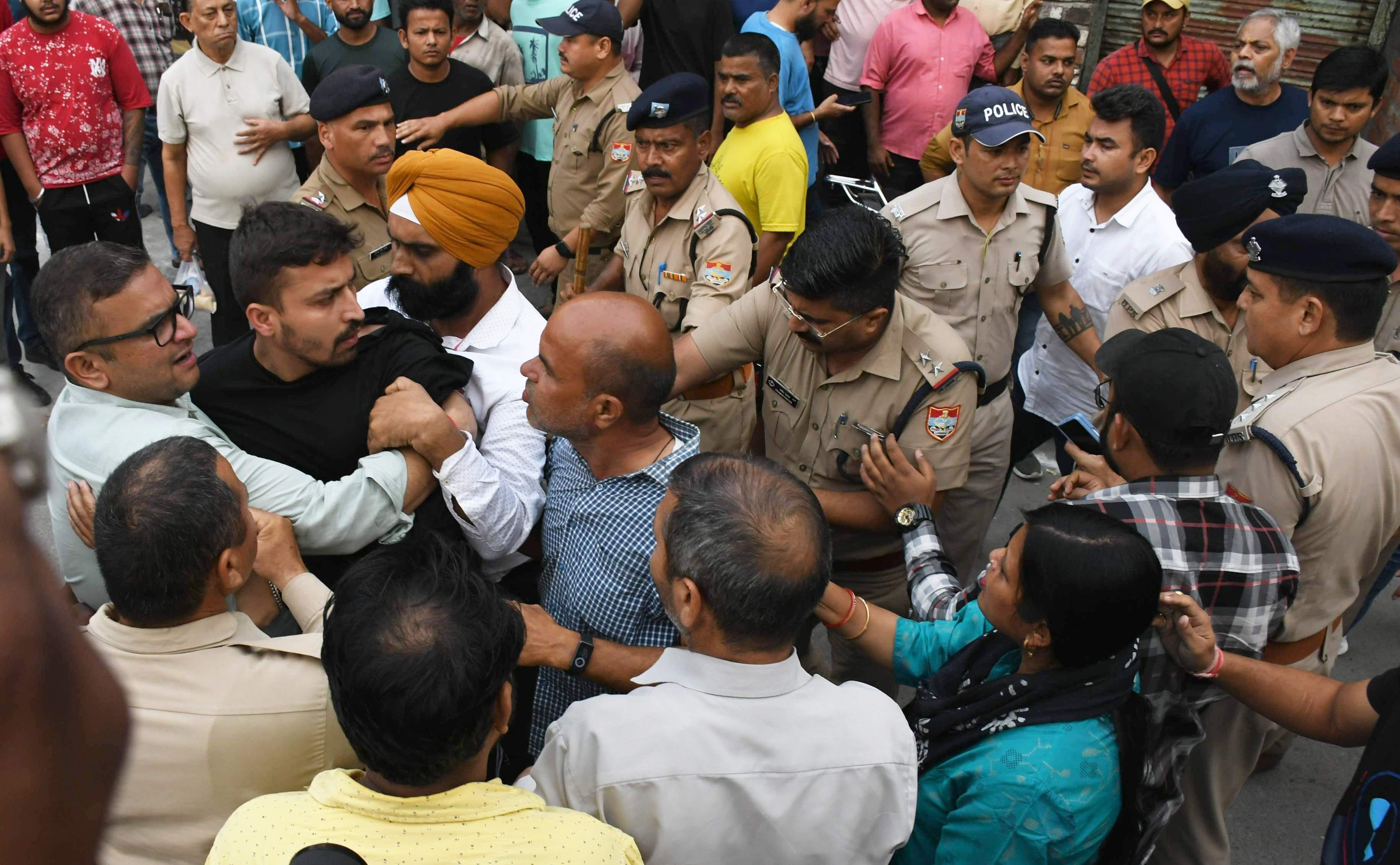 हल्द्वानी के सुभाष नगर क्षेत्र में अतिक्रमण ध्वस्त किए जाने के दौरान सीओ सिटी से उलझता छात्र न हल्द्वानी के सुभाष नगर क्षेत्र में अतिक्रमण ध्वस्त किए जाने के दौरान सीओ सिटी से उलझता छात्र न