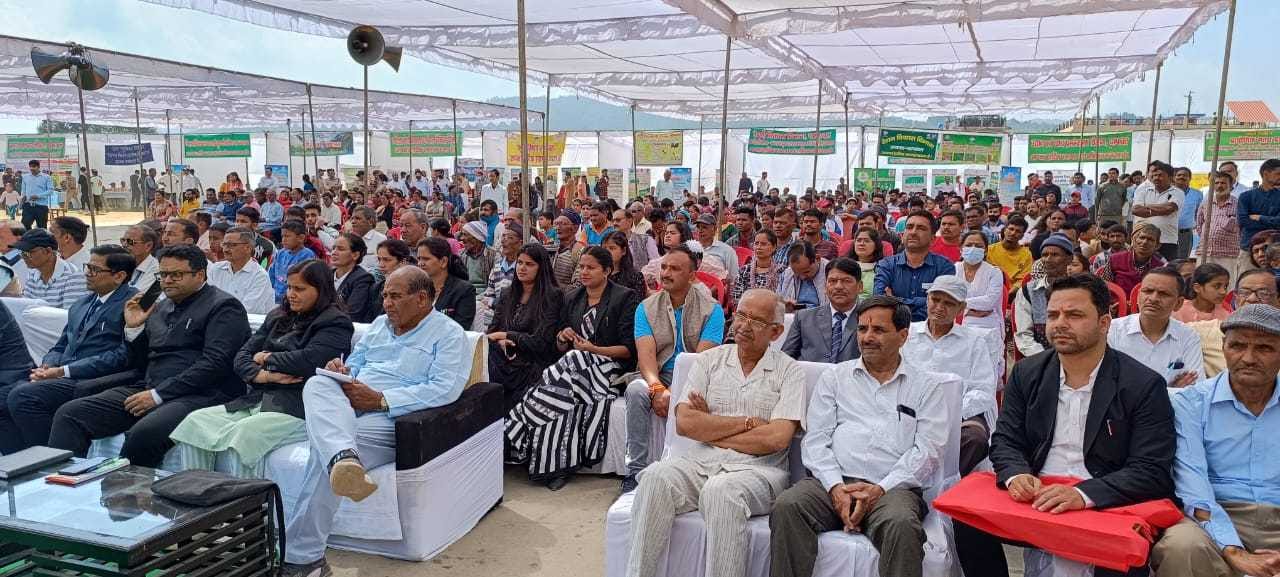 लोहाघाट विधिक शिविर में कानूनी जानकारी देतें न्यायमूर्ति मनोज तिवारी। संवाद लोहाघाट विधिक शिविर में कानूनी जानकारी देतें न्यायमूर्ति मनोज तिवारी। संवाद