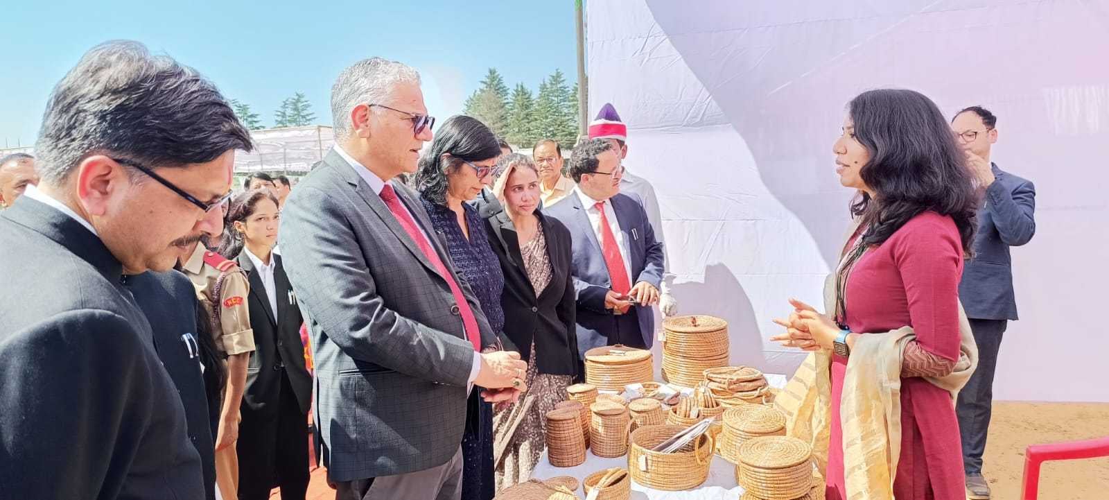लोहाघाट विधिक शिविर में कानूनी जानकारी देतें न्यायमूर्ति मनोज तिवारी। संवाद लोहाघाट विधिक शिविर में कानूनी जानकारी देतें न्यायमूर्ति मनोज तिवारी। संवाद