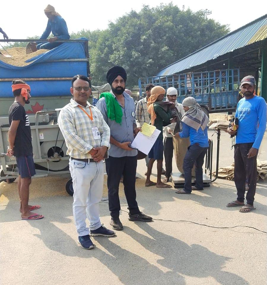 मंडी समिति में बिजली लाइन पर पड़ी कटिया । संवाद