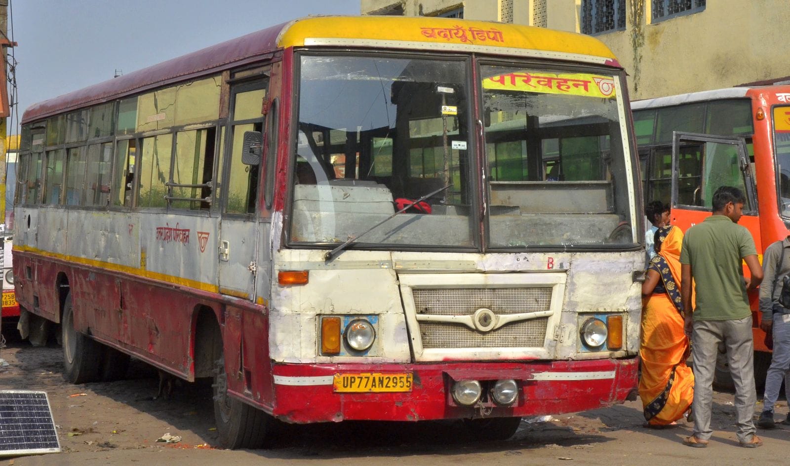 रोडवेज बस के अंदर की हालत। संवाद