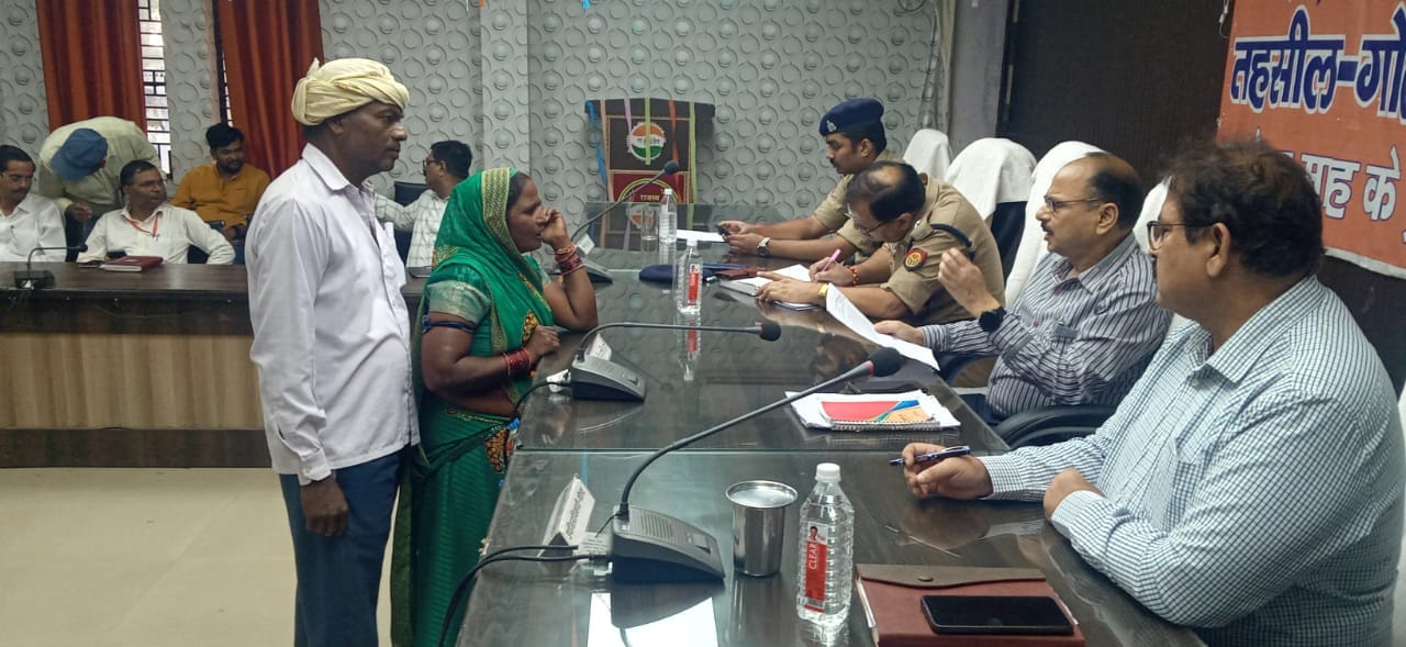 सम्पूर्ण समाधान दिवस में  फरियादें सुनकर समस्या निस्तारण करते डीएम