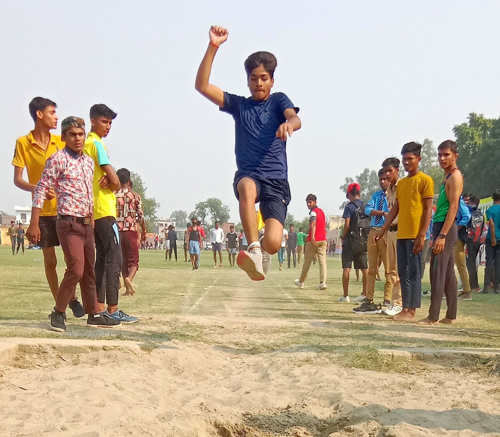 स्पोट्स स्टेडियम में जनपदीय माध्यमिक विद्यालय खेलकूद प्रतियोगिता का शुभारंभ करते बिल्सी विधायक 