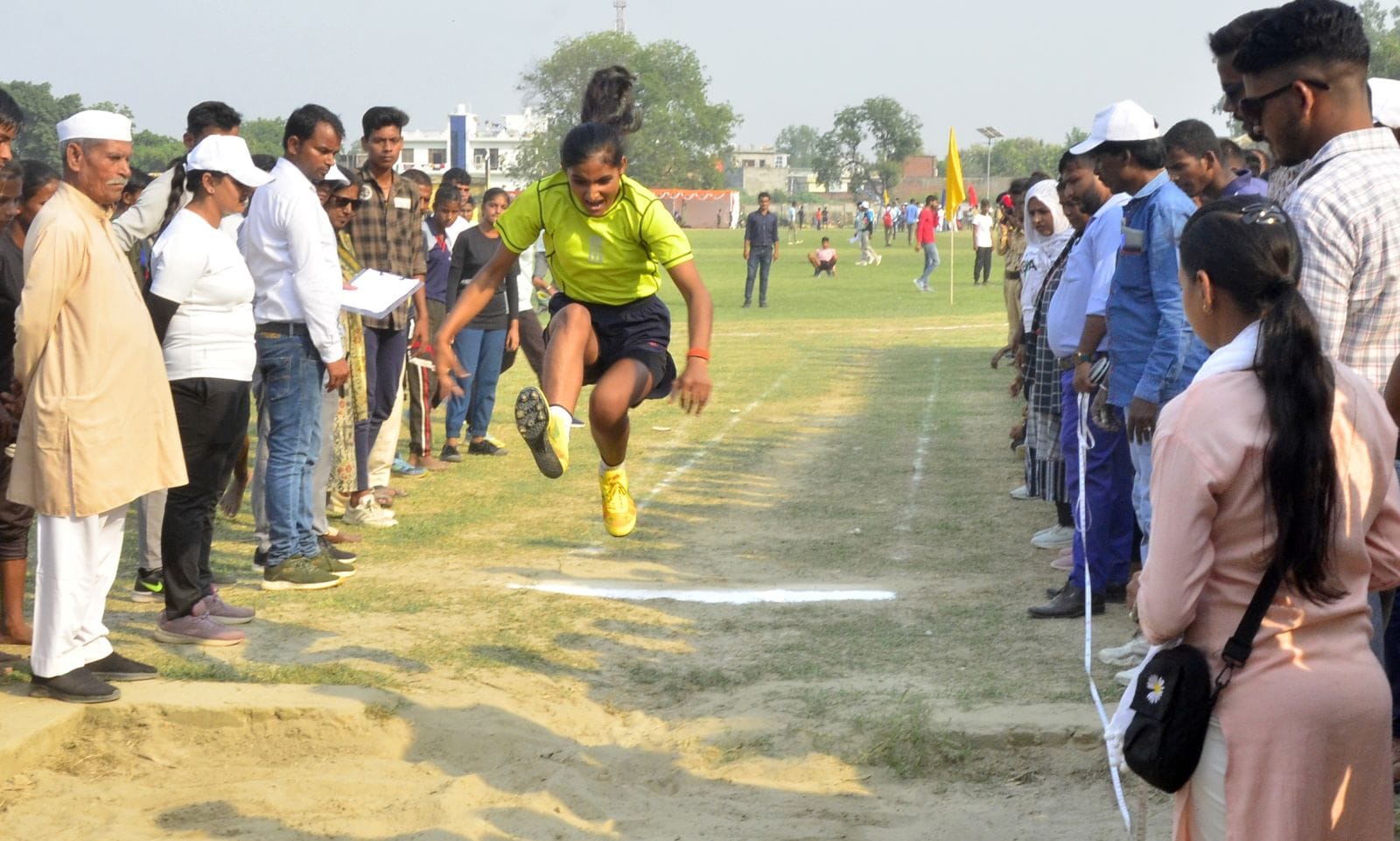 स्पोट्स स्टेडियम में जनपदीय माध्यमिक विद्यालय खेलकूद प्रतियोगिता का शुभारंभ करते बिल्सी विधायक 