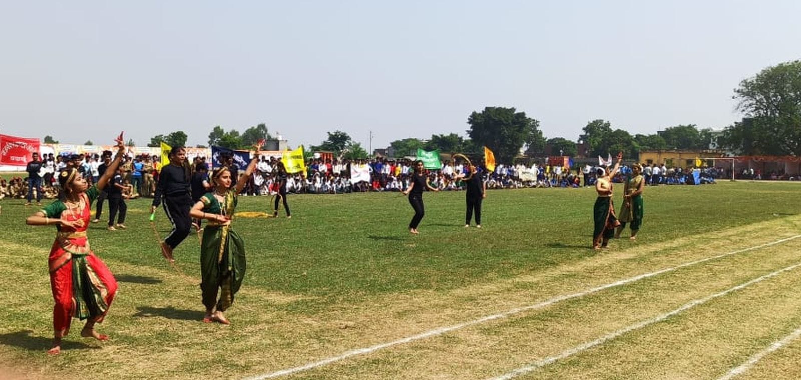 स्पोट्स स्टेडियम में जनपदीय माध्यमिक विद्यालय खेलकूद प्रतियोगिता का शुभारंभ करते बिल्सी विधायक 