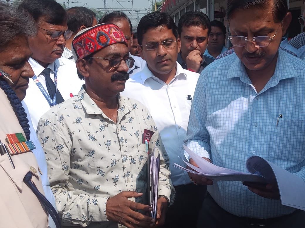 शाहजहांपुर रेलवे स्टेशन पर नक्शे का अवलोकन करते जीएम शोभन चौधरी व डीआरएम राजकुमार। संवाद