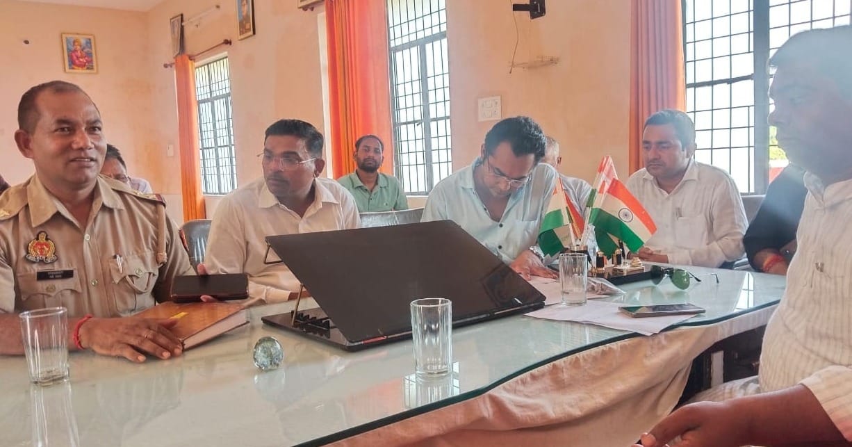 बाबा बेलखरनाथ ब्लाक कार्यालय में मारपीट के बाद बिखरा पड़ा कागज व गिरी कुर्सी। संवाद