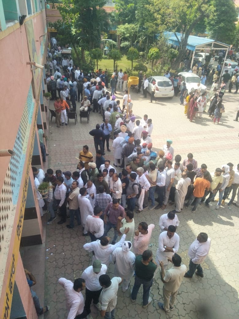 चुनाव में हिस्सा लेने पहुंचे आरएमएस व डाक विभाग के कर्मचारी। संवाद