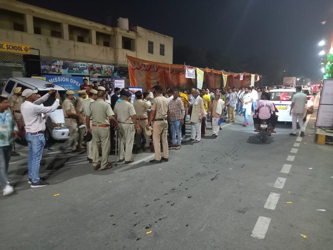 चुनाव में हिस्सा लेने पहुंचे आरएमएस व डाक विभाग के कर्मचारी। संवाद