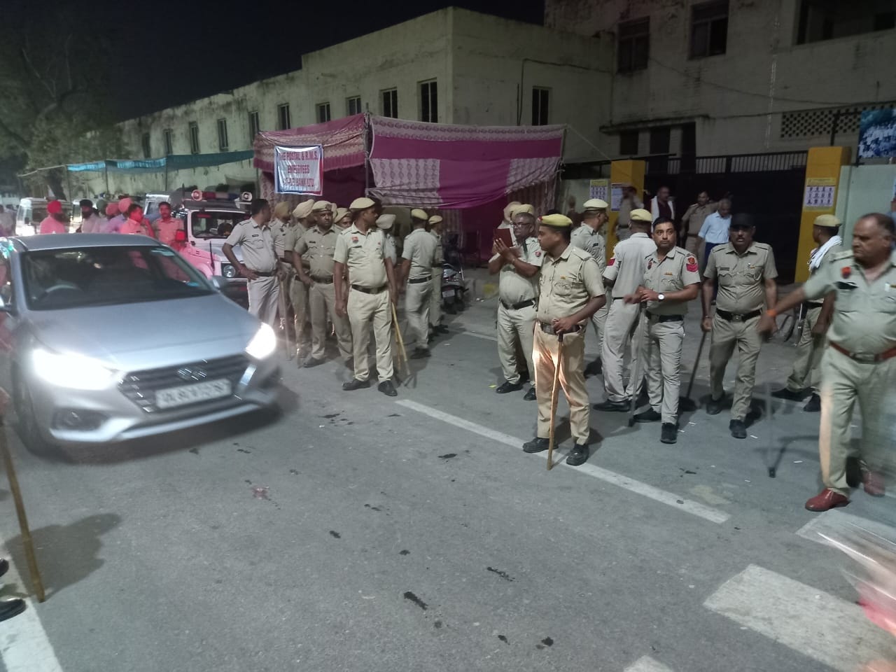 चुनाव में हिस्सा लेने पहुंचे आरएमएस व डाक विभाग के कर्मचारी। संवाद