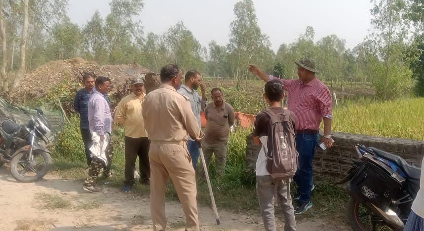 डगा गांव में बाघ की निगरानी करते वनकर्मी । संवाद