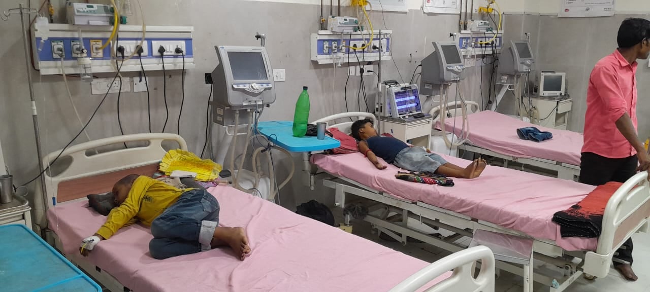 जिला अस्पताल के पर्चा काउंंटर पर लगी मरीजों की भीड़ जिला अस्पताल के पर्चा काउंंटर पर लगी मरीजों की भीड़