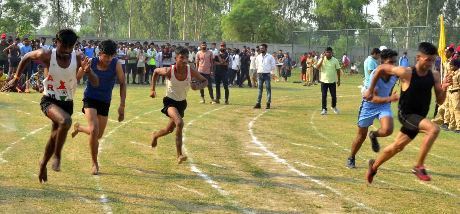 जिलास्तरीय खेलकूद प्रतियोगिता में गोला फेंक में भाग लेता खिलाड़ी। संवाद