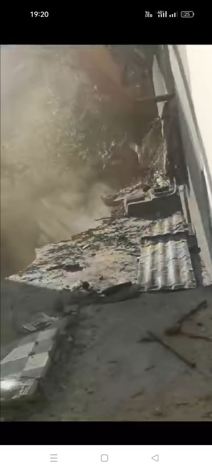 कैप्शन-आंखों के सामने नम आंखों से गिरते आशियाने को निहारती बुजुर्ग महिला।