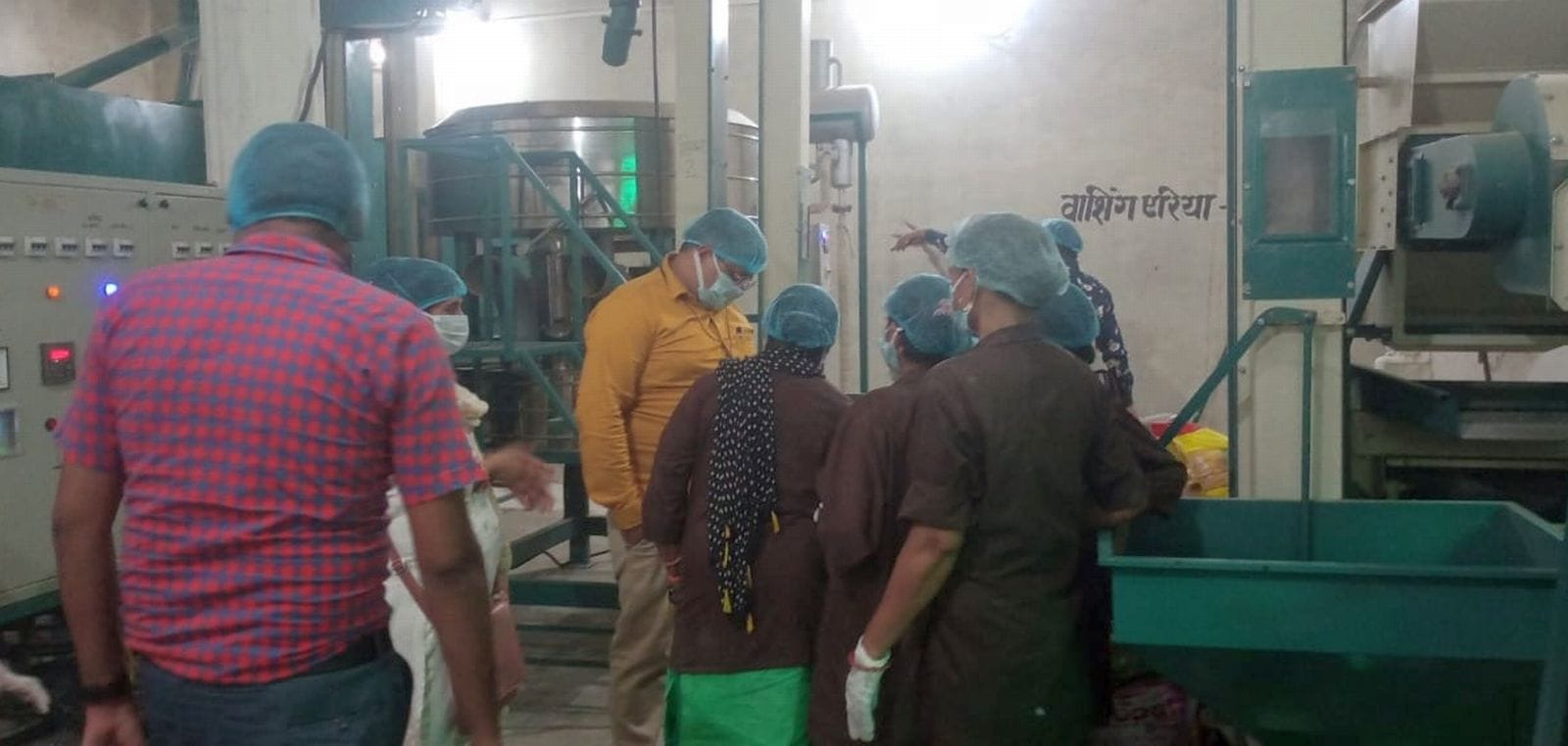 म्याऊं में पोषाहार चैक करते अधिकारी। संवाद