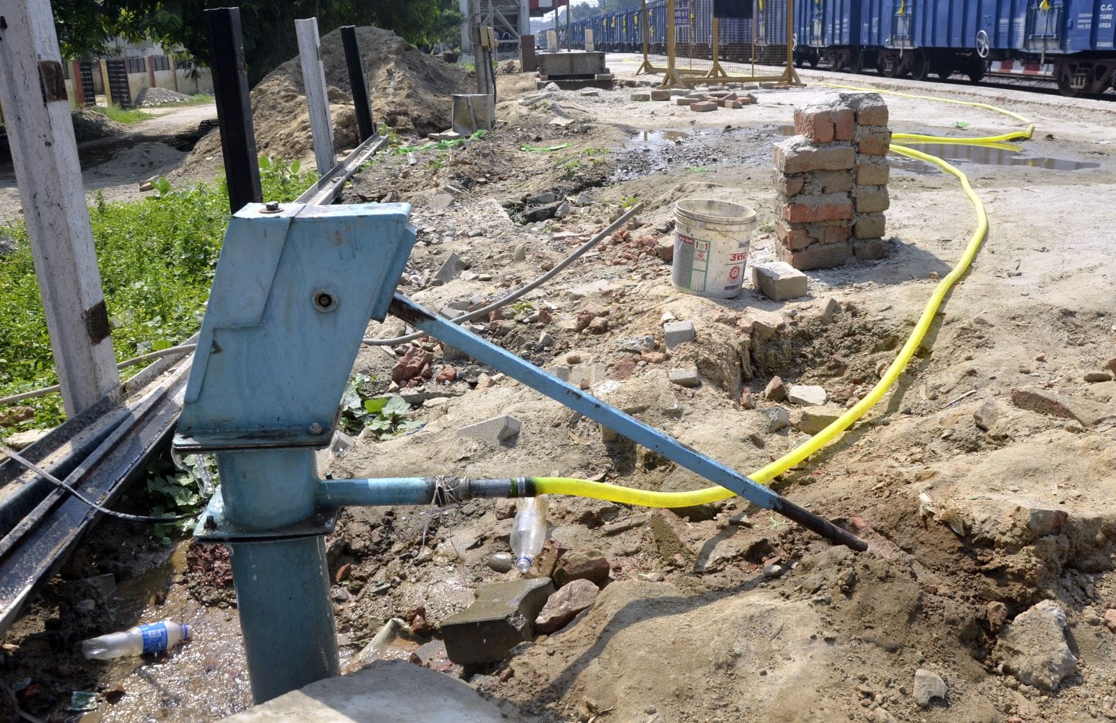 रेलवे स्टेशन पर प्लेटफार्म नंबर दो पर चलता निर्माण कार्य। संवाद