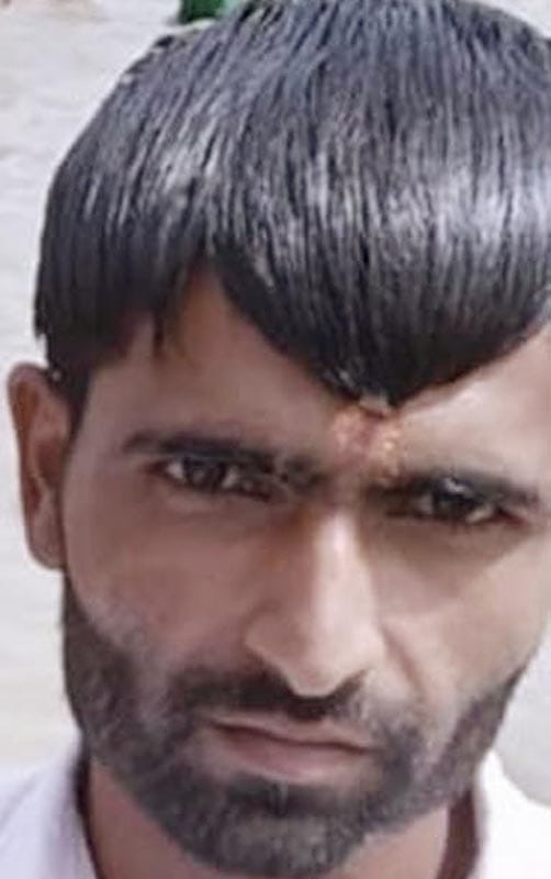 उझानी अस्पताल में डॉक्टर के नहीं पहुंचने पर घायल गौतम को देखते स्वास्थ्य कर्मी। संवाद