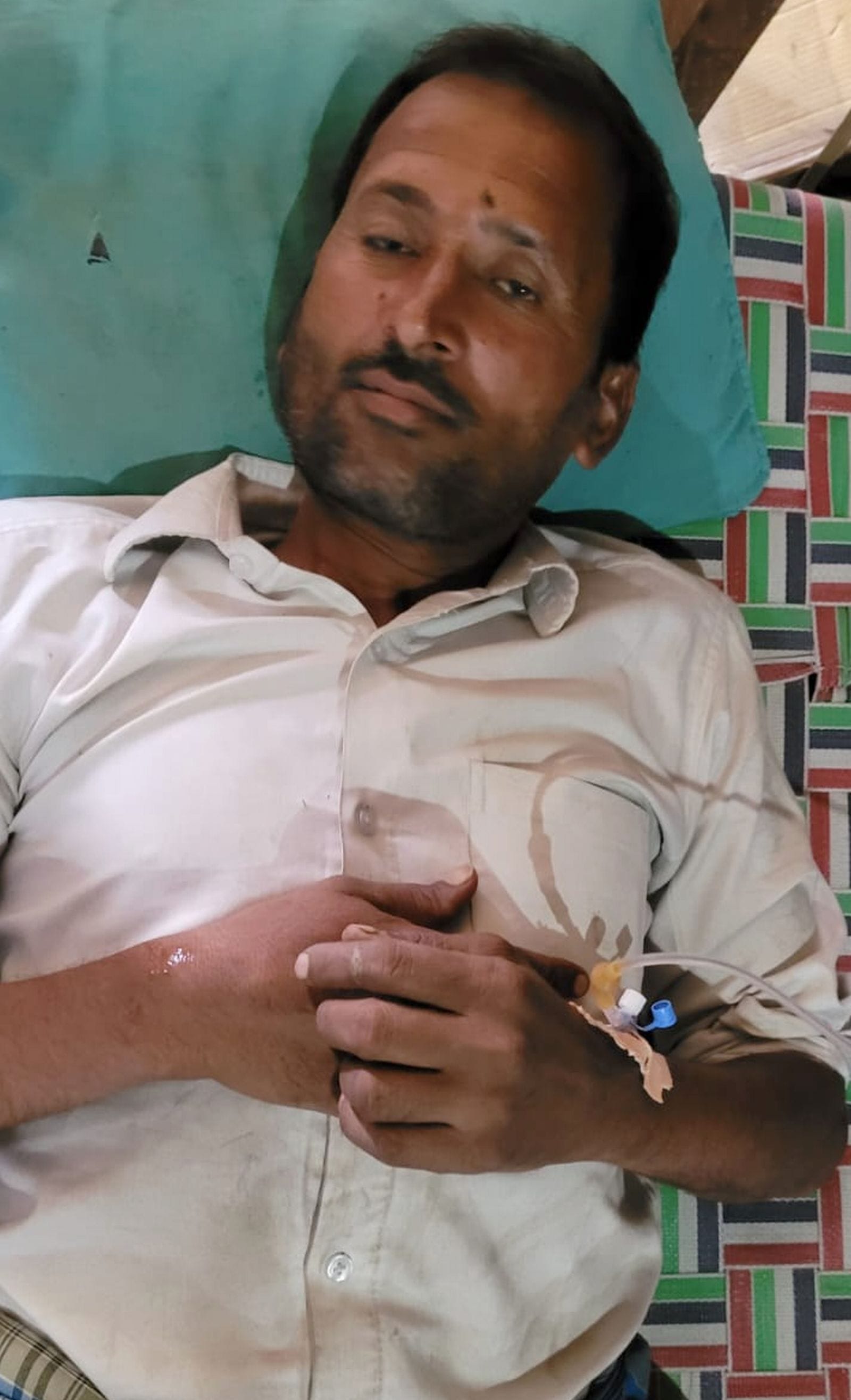 वजीरगंज के ग्राम लहरा में निजी चिकित्सक के यहां इलाज कराते बुखार पीड़ित। संवाद