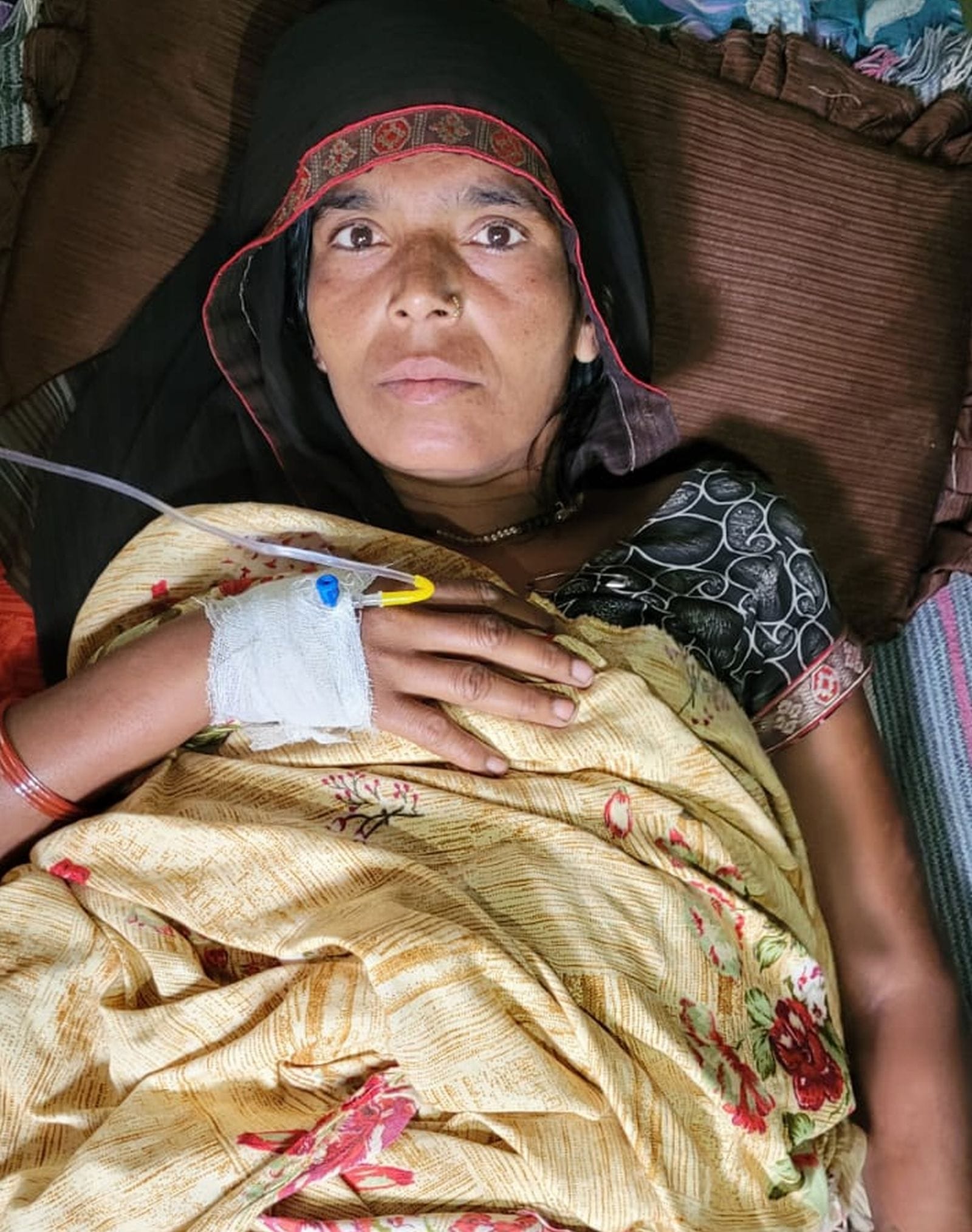 वजीरगंज के ग्राम लहरा में निजी चिकित्सक के यहां इलाज कराते बुखार पीड़ित। संवाद