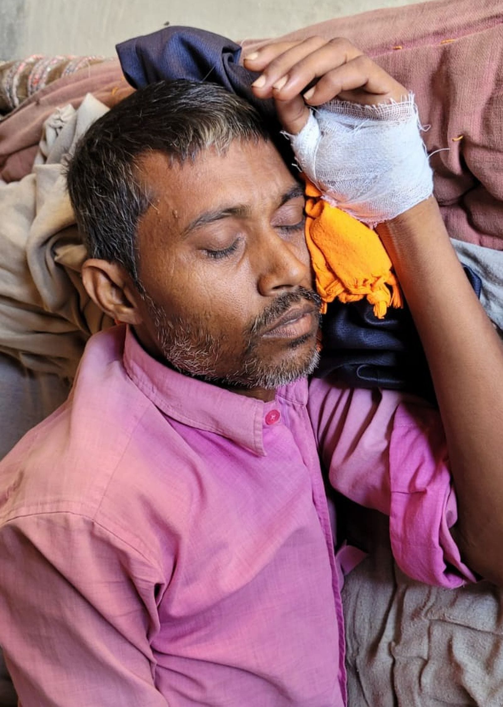 वजीरगंज के ग्राम लहरा में निजी चिकित्सक के यहां इलाज कराते बुखार पीड़ित। संवाद
