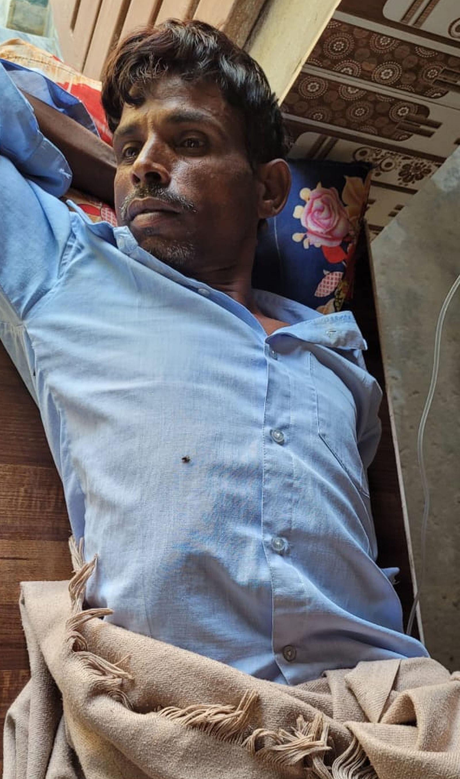 वजीरगंज के ग्राम लहरा में निजी चिकित्सक के यहां इलाज कराते बुखार पीड़ित। संवाद