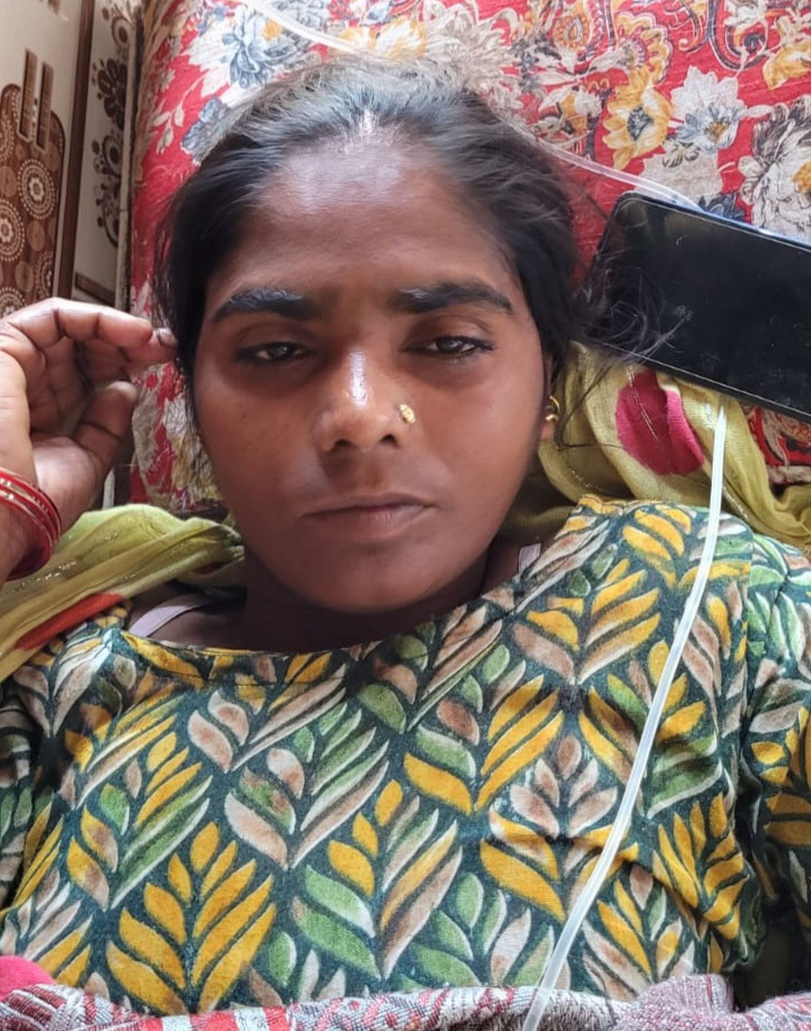 वजीरगंज के ग्राम लहरा में निजी चिकित्सक के यहां इलाज कराते बुखार पीड़ित। संवाद