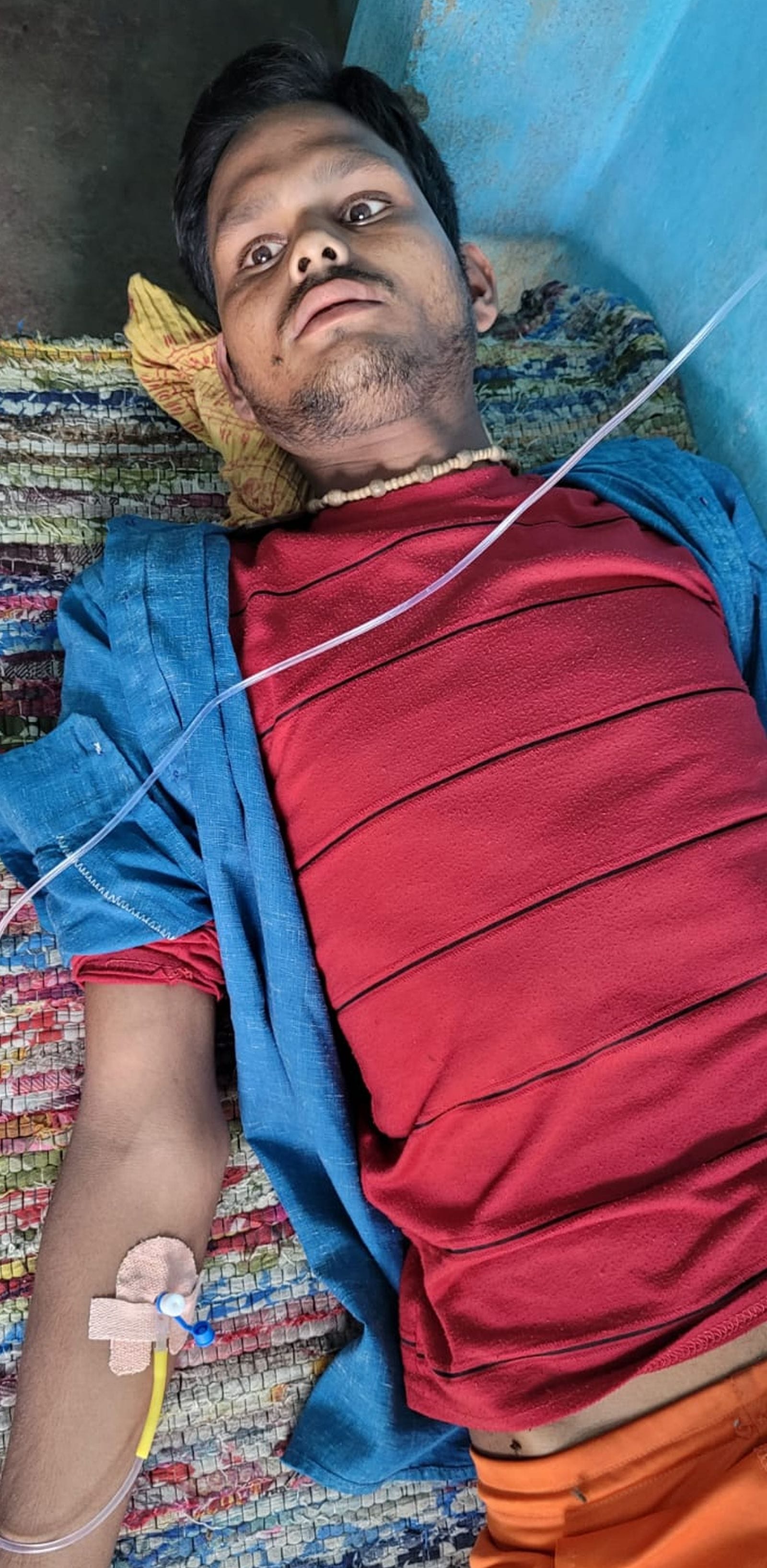 वजीरगंज के ग्राम लहरा में निजी चिकित्सक के यहां इलाज कराते बुखार पीड़ित। संवाद