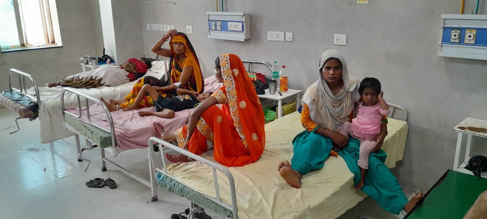 जिला अस्पताल के पर्चा काउंंटर पर लगी मरीजों की भीड़