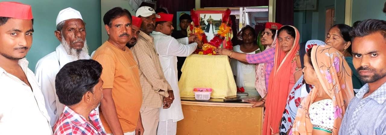 जिला कार्यालय पर मुुलायम सिह की पुण्यतिथि मनाते सपाई जिला कार्यालय पर मुुलायम सिह की पुण्यतिथि मनाते सपाई