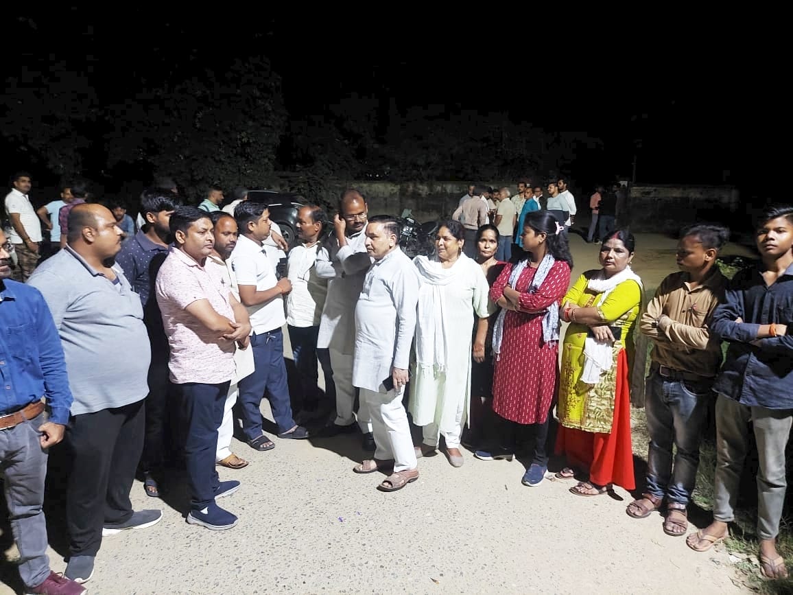 तिकुनिया ग्राम रमवापुर में परिजनों को समझाता तहसील प्रशासन तिकुनिया ग्राम रमवापुर में परिजनों को समझाता तहसील प्रशासन