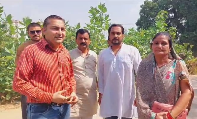तिकुनिया ग्राम रमवापुर में परिजनों को समझाता तहसील प्रशासन तिकुनिया ग्राम रमवापुर में परिजनों को समझाता तहसील प्रशासन