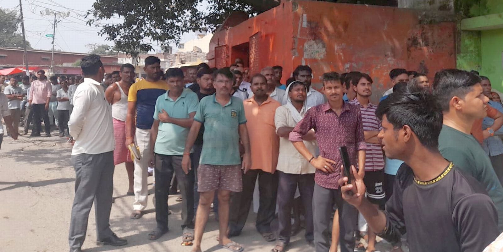 दातागंज में मंदिर की बाहरी दीवार को तोड़ते कर्मचारी। संवाद