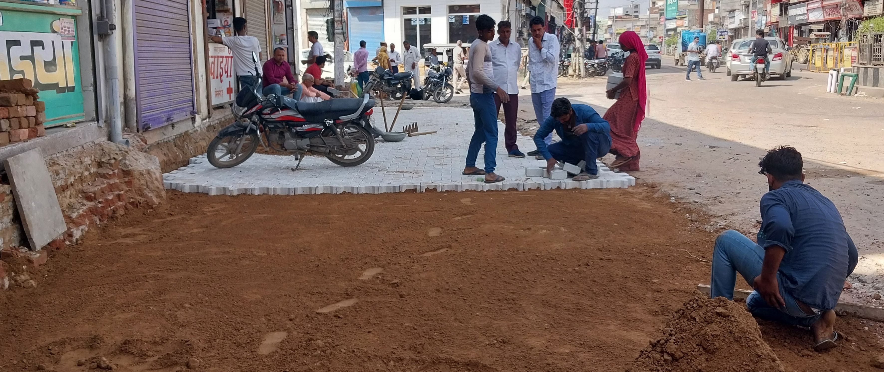 दादरी बस स्टैंड परिसर में बूथों पर खड़ी बसें। दादरी बस स्टैंड परिसर में बूथों पर खड़ी बसें।