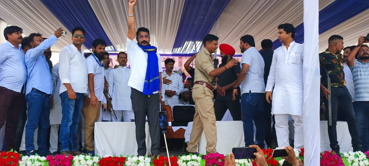 धामपुर के केएम इंटर कॉलेज में संपन्न संविधान बचाओ रैली में कार्यकर्ताओ की भीड़। संवाद धामपुर के केएम इंटर कॉलेज में संपन्न संविधान बचाओ रैली में कार्यकर्ताओ की भीड़। संवाद