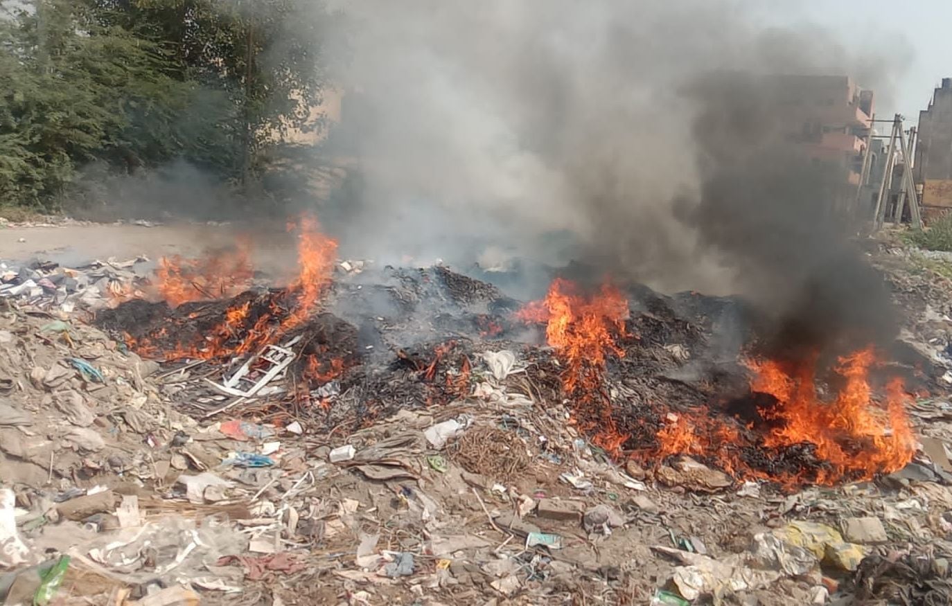 फोटो :37: सोनीपत में राई औद्योगिक क्षेत्र के पास जलाया गया कूड़ा। संवाद फोटो :37: सोनीपत में राई औद्योगिक क्षेत्र के पास जलाया गया कूड़ा। संवाद