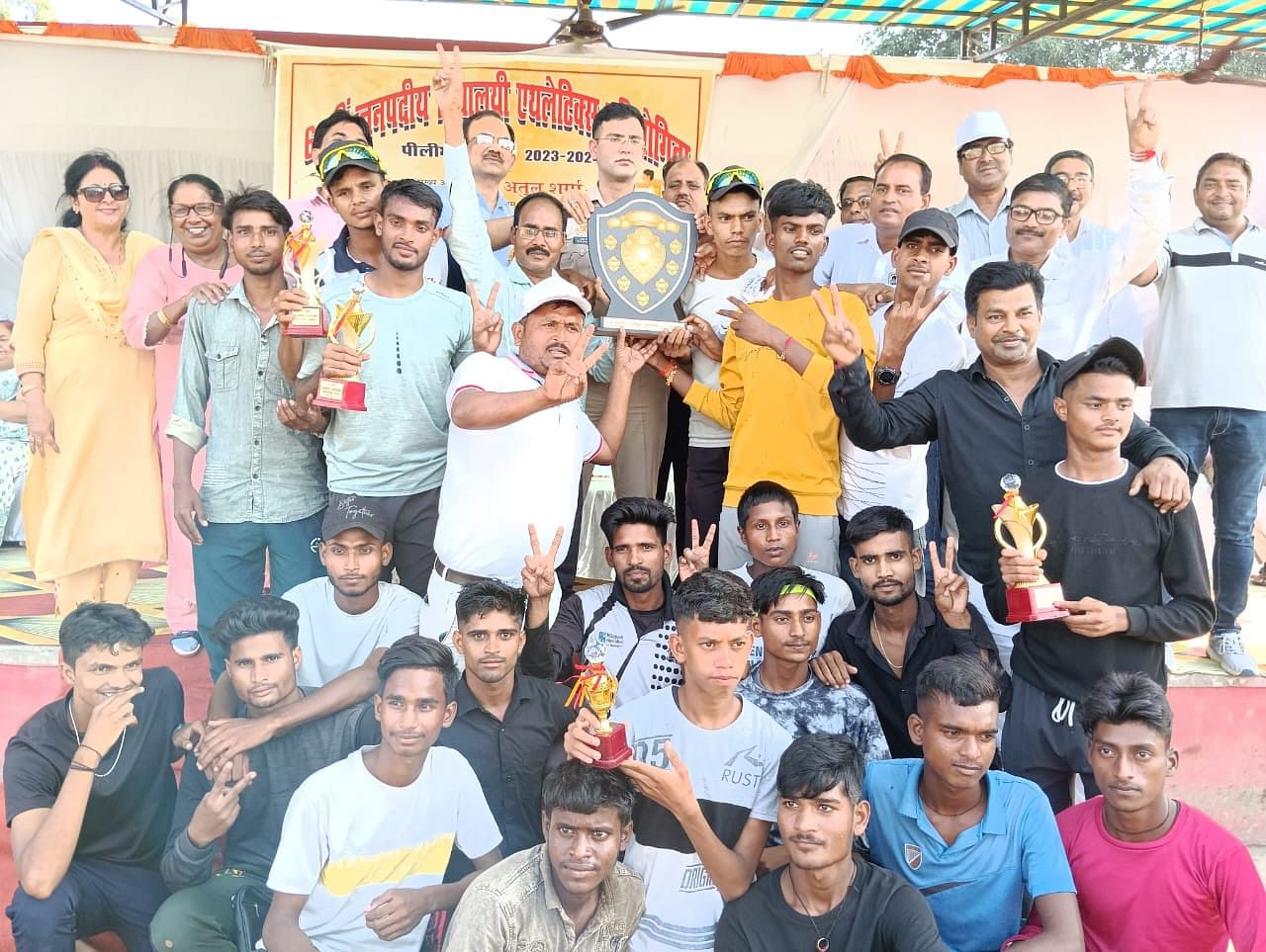 गांधी स्टेडियम में आयोजित जनपदीय एथलेटिक्स प्रतियोगिता में दौंड में भाग लेती बालिकाएं । संवाद