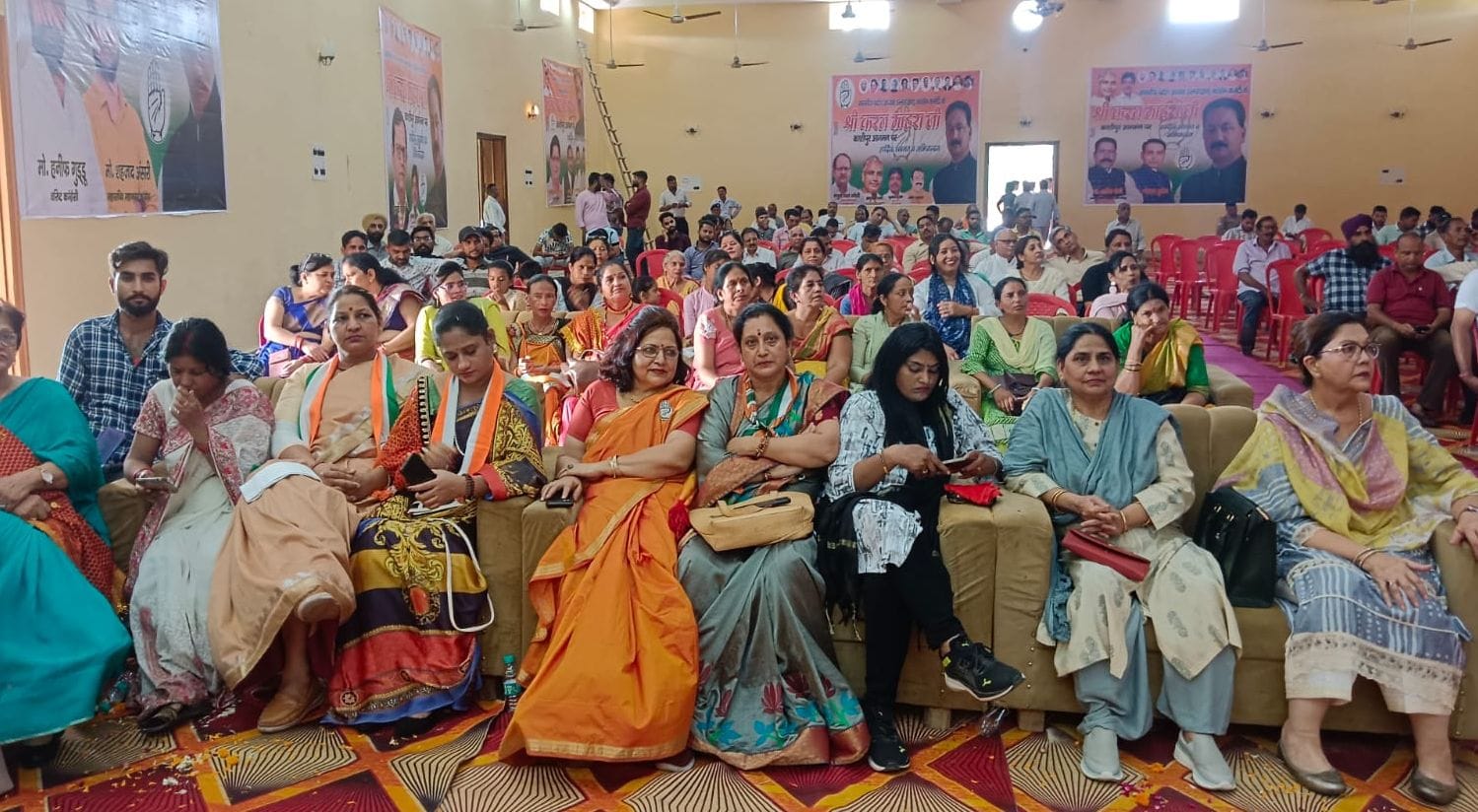 काशीपुर में कांग्रेस कार्यकर्ता सम्मेलन में बड़ी माला पहनाकर पदाधिकारियों का स्वागत करते कांग्र काशीपुर में कांग्रेस कार्यकर्ता सम्मेलन में बड़ी माला पहनाकर पदाधिकारियों का स्वागत करते कांग्र