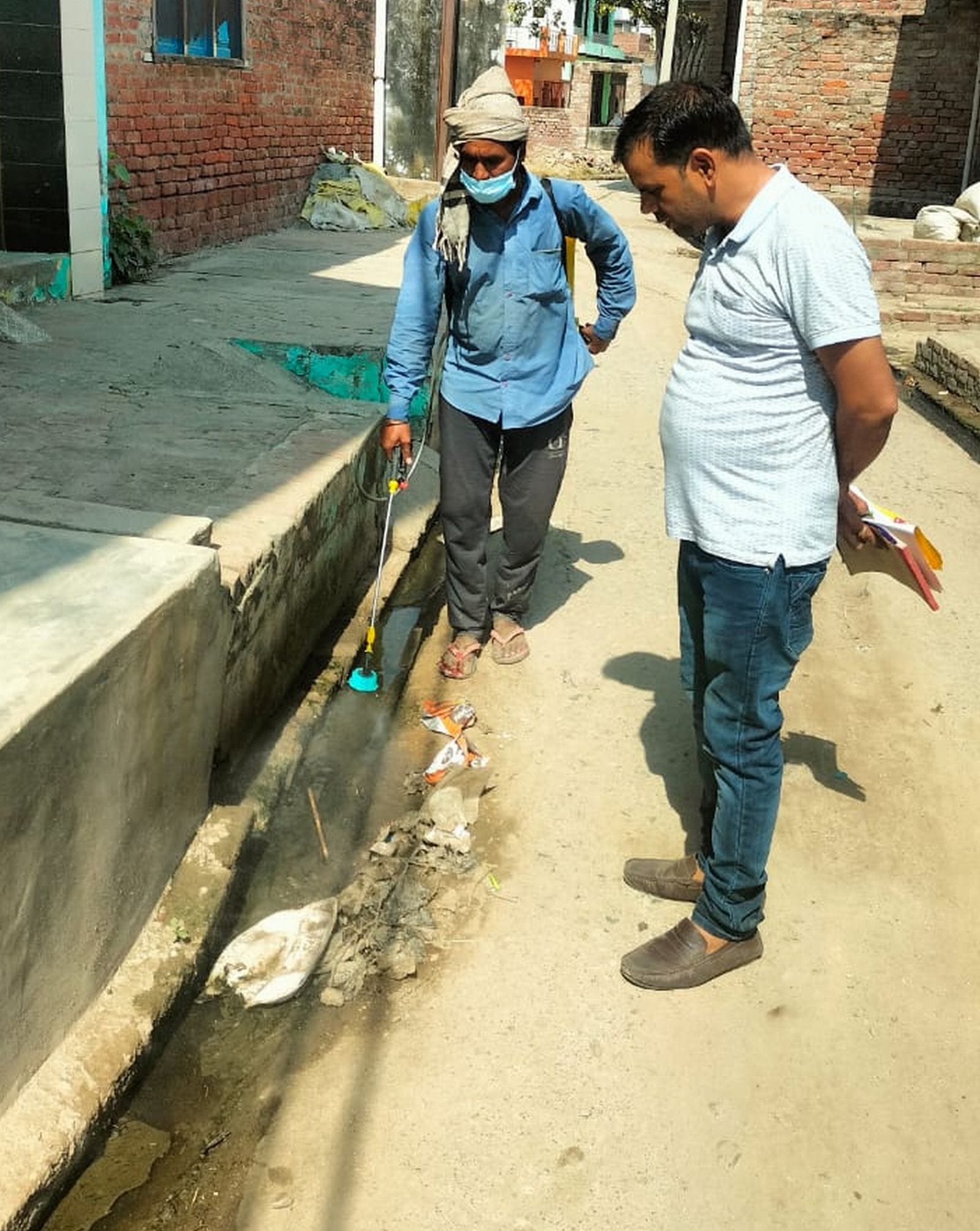 लार्वा नष्ट करता स्वास्थ्य कर्मी।स्रोत-स्वास्थ्य विभाग