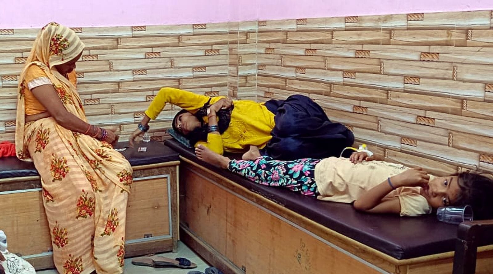 निजी चिकित्सक के यहां इलाज कराते डेंगू पीड़ित मरीज। संवाद